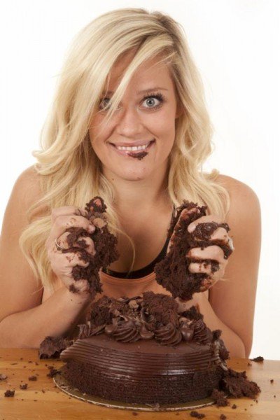 woman_chocolate_cake